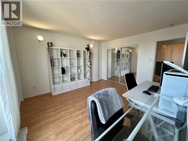 Photo du bâtiment - 135 James St S