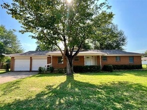 Building Photo - 1005 Oakwood Ln