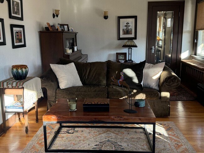 Foto del edificio - LOCATION LOCATION! This stunning remodeled bungalow has 4-beds and 2-baths w/ an office and is lo...