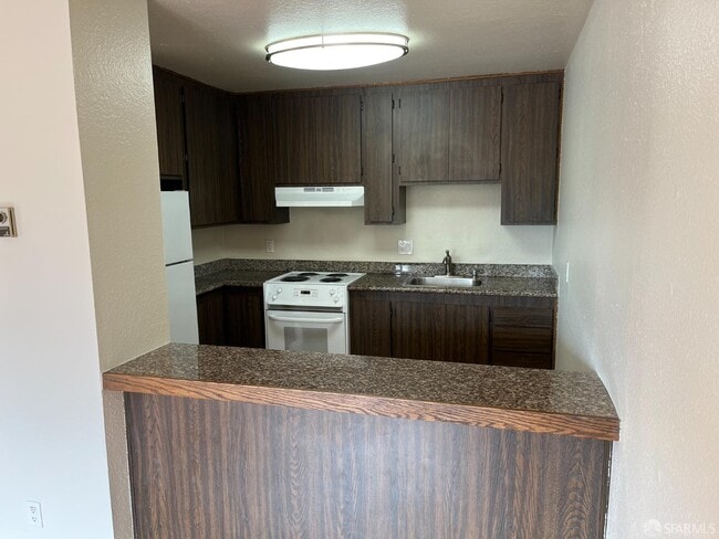 Foto del edificio - 370 Monterey Blvd