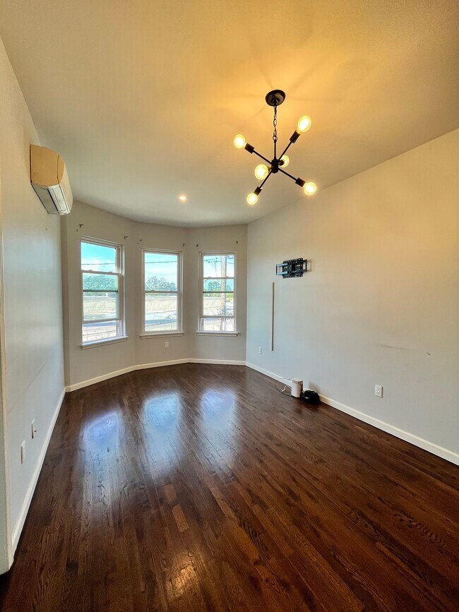 Unit 2F - 26 Gates Ave