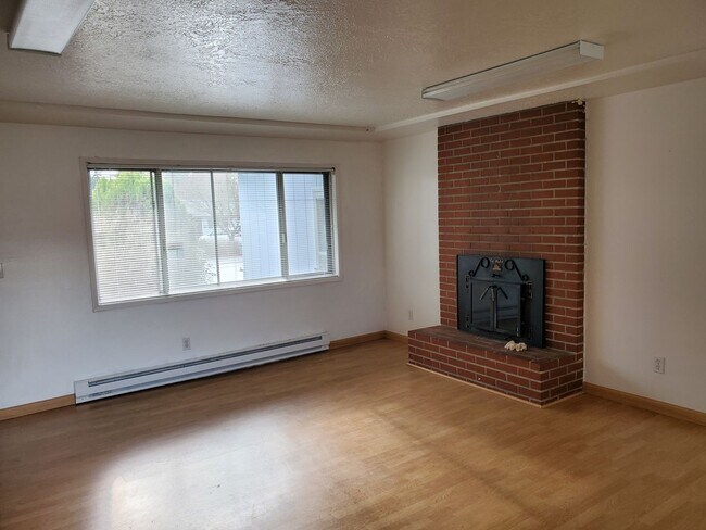 Building Photo - Great Location and recent updates