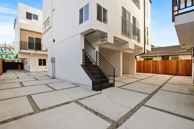 Building Photo - 828 N Detroit St