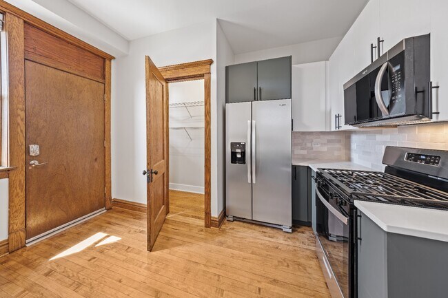 Foto del edificio - Garden unit: Renovated 1 bed in Logan Square - Now Leasing!