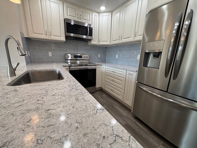 Foto del edificio - Beautifully remodeled Two bedroom Two Bath Condo in Golden Hills!