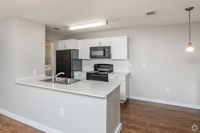 2BR, 2BA - 1,049SF - Kitchen - Pinnacle at Hammock Place