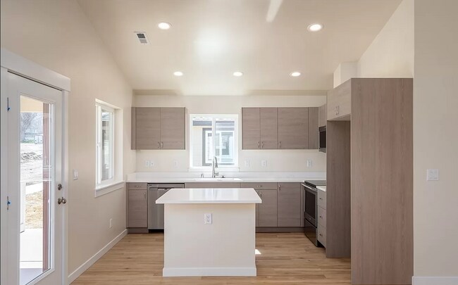 Building Photo - 123 9th Ave