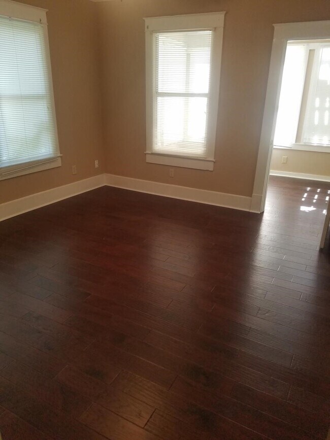 Building Photo - 403 S 7th St