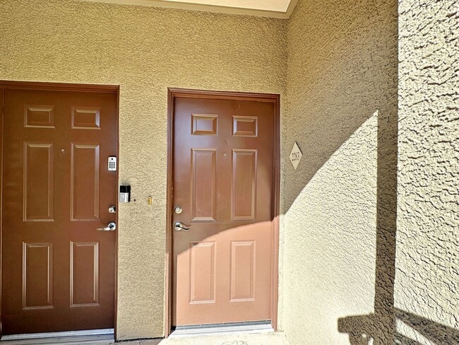 Foto del edificio - 3 BEDROOM CONDO IN  GUARD GATED COMMUNITY