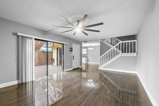 Building Photo - 1015 10th Ct