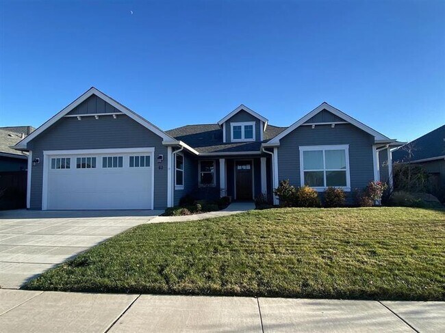 Foto del edificio - 3 bedroom 2 bathroom home with 2 car garag...