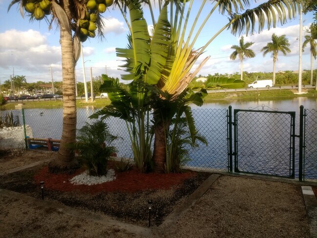 Vista del patio trasero - 4850 Southwest 41st Avenue