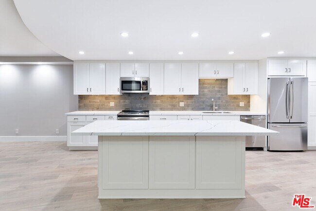 Building Photo - 4265 Marina City Dr