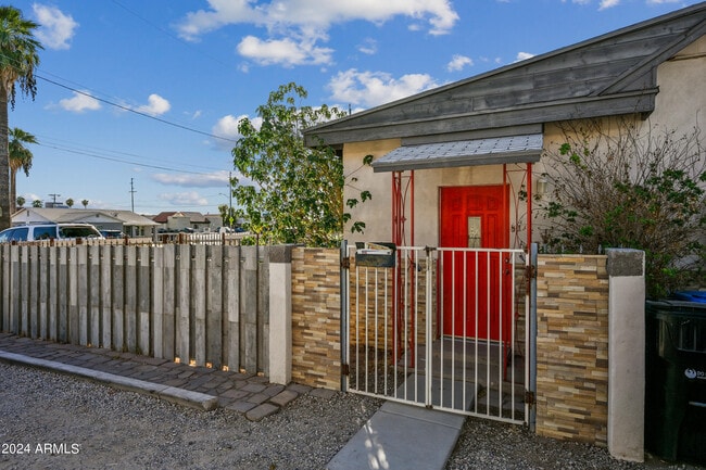 Foto del edificio - 1850 W Glenrosa Ave