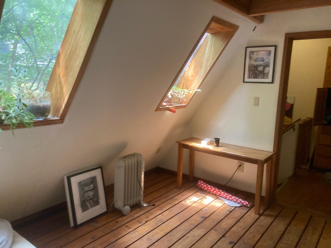 upstairs - 341 Glendale Ave NE
