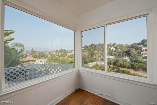 Building Photo - 2 br, 1 bath Triplex - 2214 Fair Oak View Ter