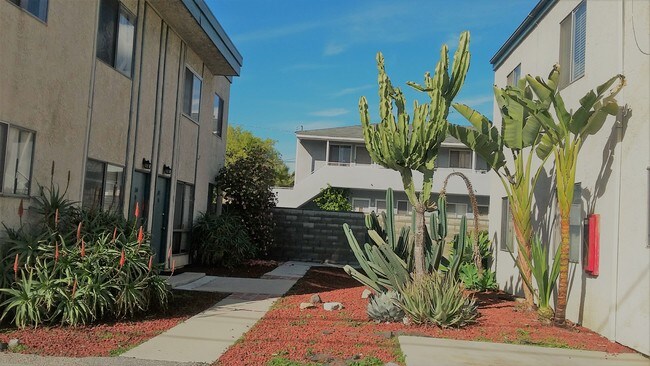Back Building - 5615 Satsuma Ave