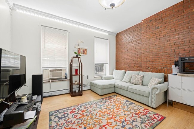 Building Photo - 215 1st St