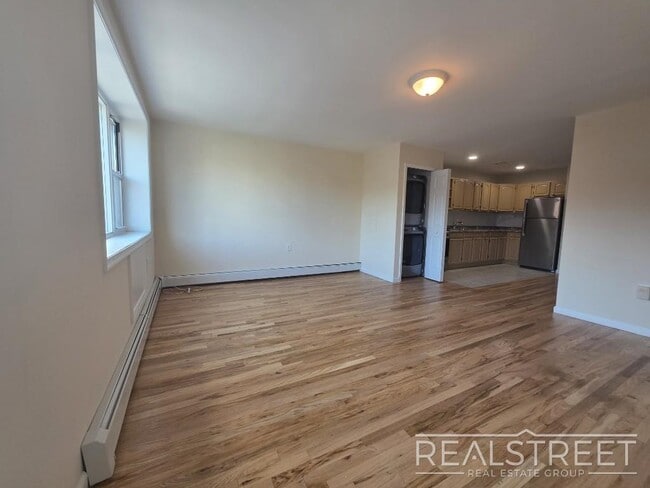 Building Photo - Spacious 2-3 Bed, 2 Bath Apartment with In...