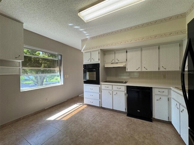 Building Photo - 2402 Ecuadorian Way