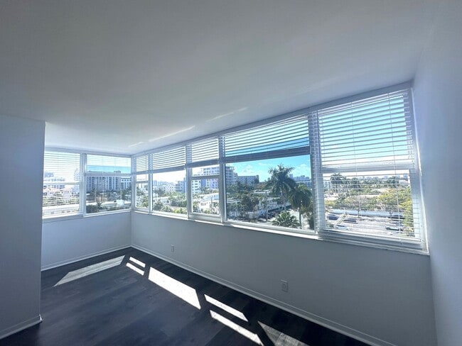 Foto del edificio - Large Updated 2BR/2BA Bath Condo - Steps from Fort Lauderdale Beach!