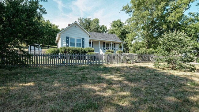 Building Photo - 3 Bed, 2 Bath Charming renovated home in q...