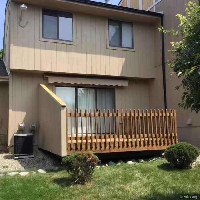 Building Photo - 4483 N Meadow Dr