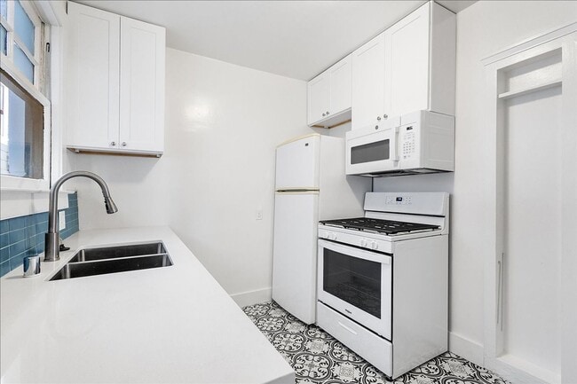 Building Photo - CLINTON AVE 2134-2138