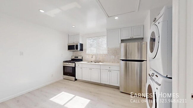 Building Photo - 10550 Collett Ave