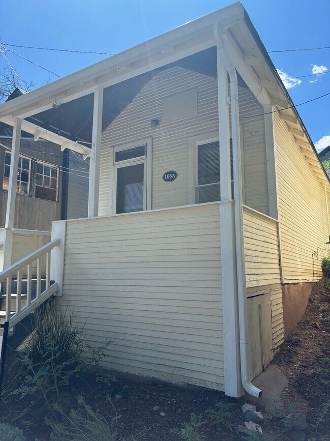 Foto del edificio - 103 Ruxton Ave