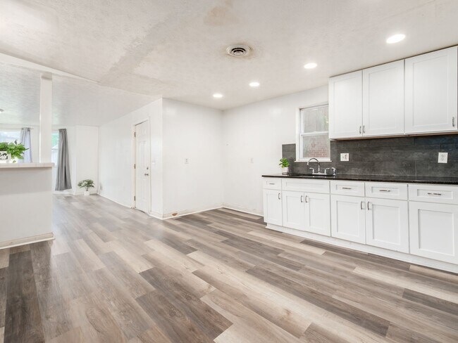 Foto del edificio - 100 S Oakley Ave