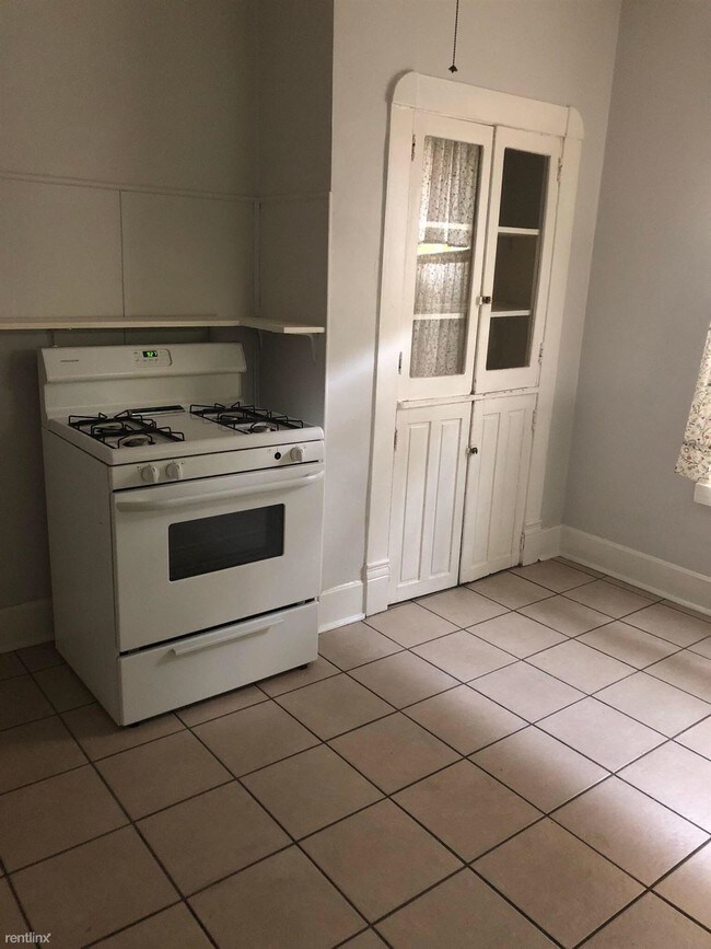Building Photo - 3 br, 1 bath Duplex - 1518 E Vermont St