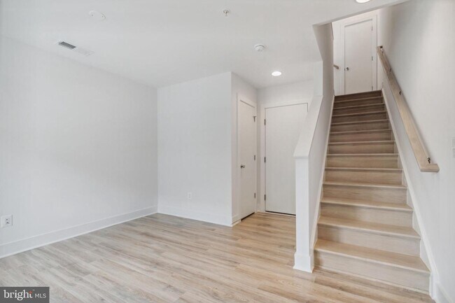 Building Photo - 325 Riggs Rd NE