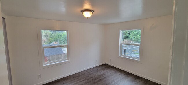 Foto del edificio - Cozy South Beacon Hill Cottage with 2 bedrooms, bonus room, and large yard with territorial views