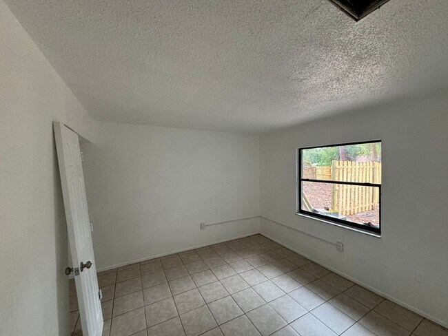 Building Photo - P2NPs Duplex 5607&amp;5609 20th St W