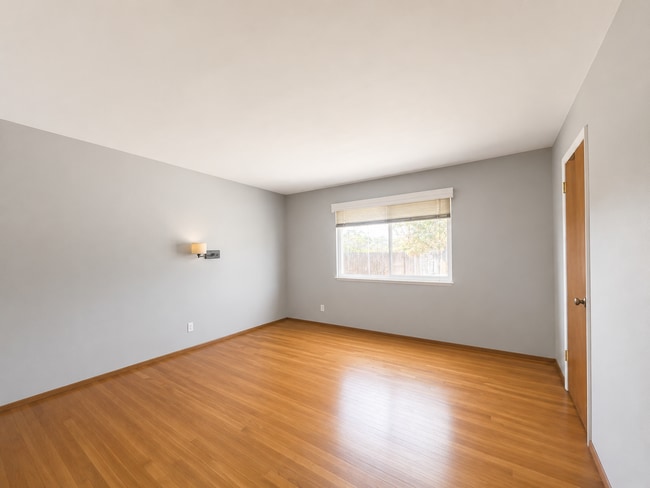 Building Photo - 1351 Oakwood Ct