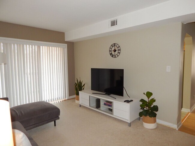 Foto del edificio - Great Location 1.5 miles from King St Metro