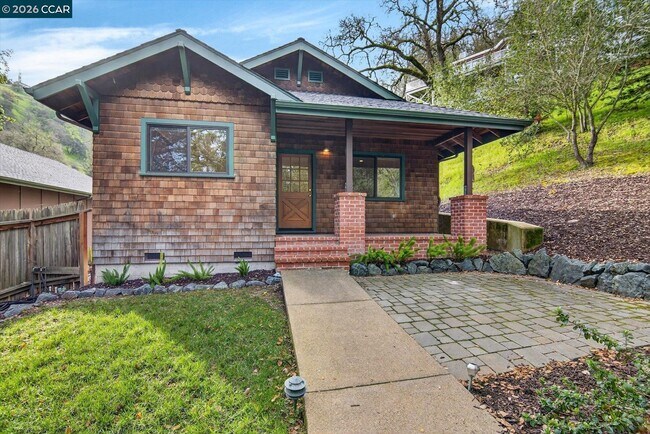 Building Photo - 261 Castle Hill Ranch Rd