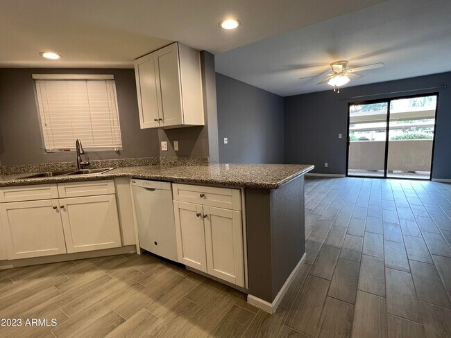 Building Photo - 4850 E Desert Cove Ave