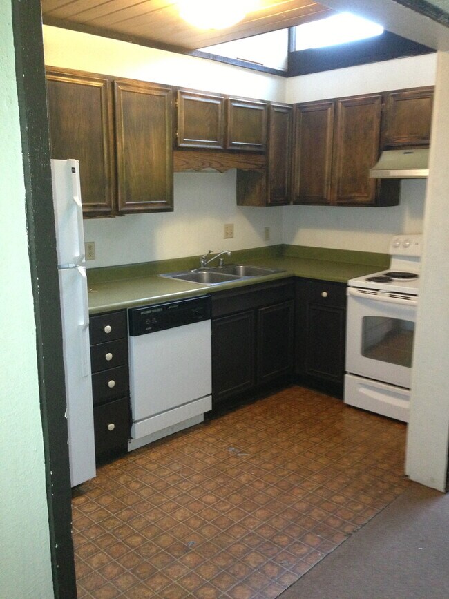 Building Photo - 3 Bedroom 2 Bath Duplex - Pets Negotiable ...