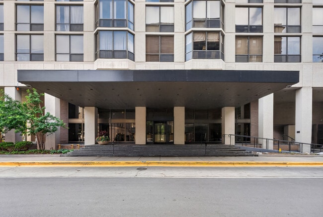 Building Photo - 2650 N Lakeview Ave