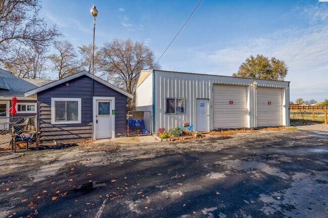 Foto del edificio - Acerage in the City