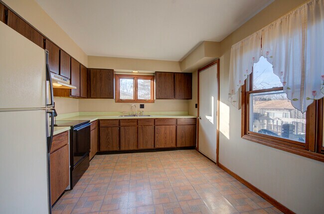Building Photo - 507 Oakview Ave