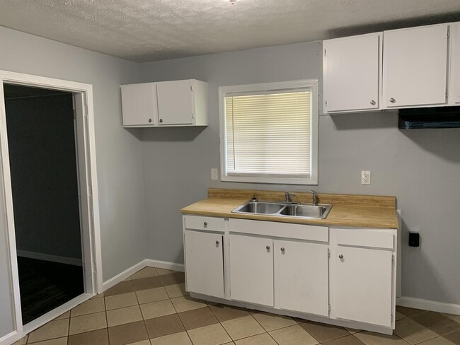 Building Photo - 928 Needle Dr