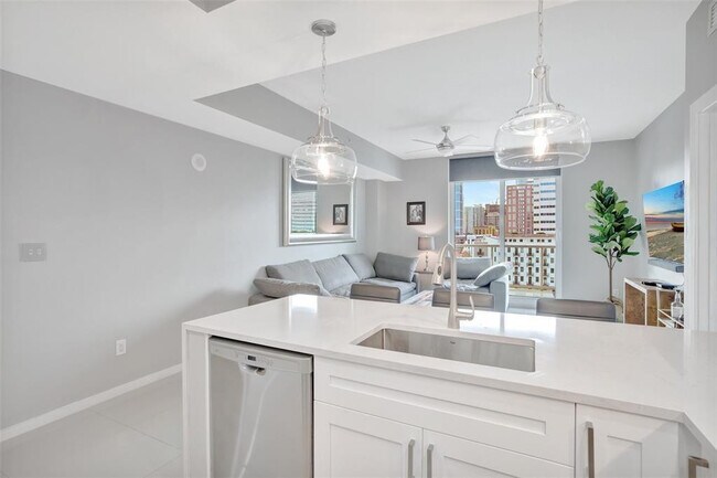 Building Photo - 315 NE 3rd Ave