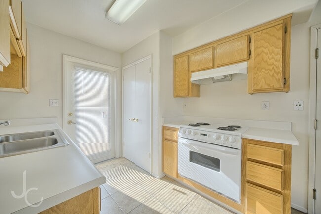 Building Photo - 1213