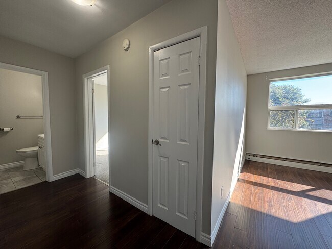 Photo du bâtiment - Updated 1 Bedroom & 1 Bathroom Apartment!