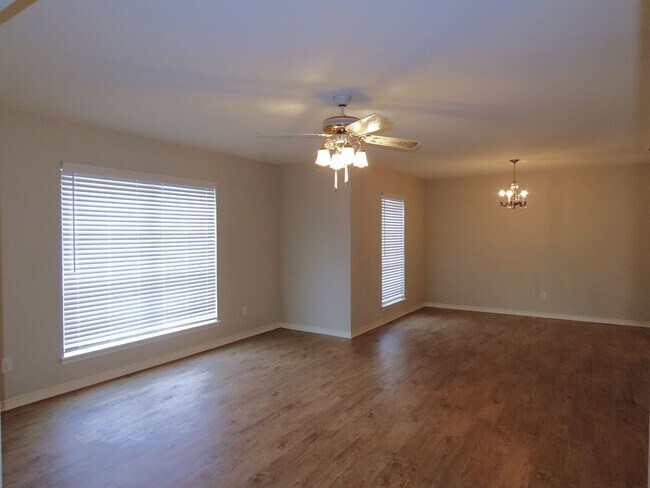 Foto del edificio - Beautiful 3 Bedroom, 2 Bath Home w/Storage Building!