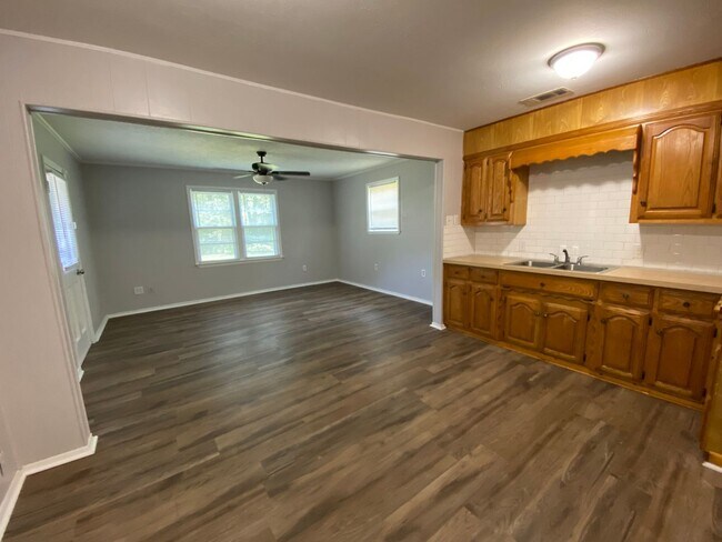 Foto del edificio - 2BD 1BA Home in South Waco - Available early August!