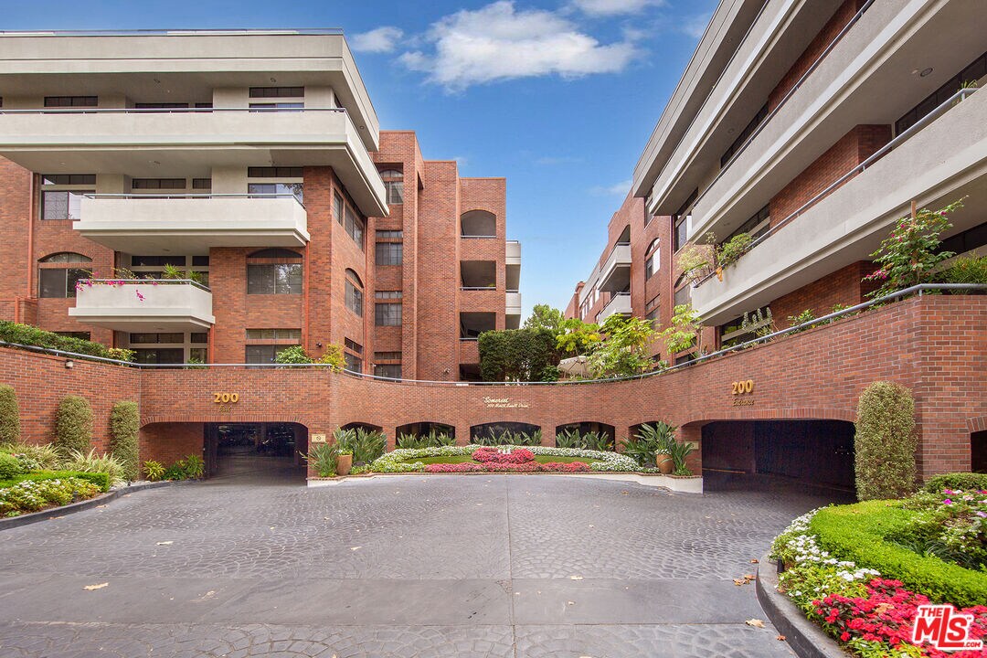 Primary Photo - 200 S Swall Dr